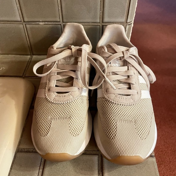 Adidas Beige sneakers - Picture 1 of 3